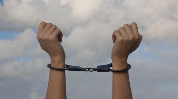 mandat de arestare pentru jurnalista din bucuresti care s a aruncat de la etaj cu fiica ei fetita e in stare critica