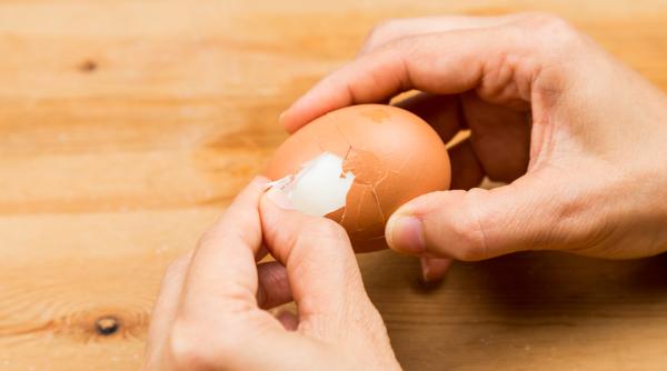 trucul simplu si rapid care te va ajuta sa cureti ouale fierte in doua secunde
