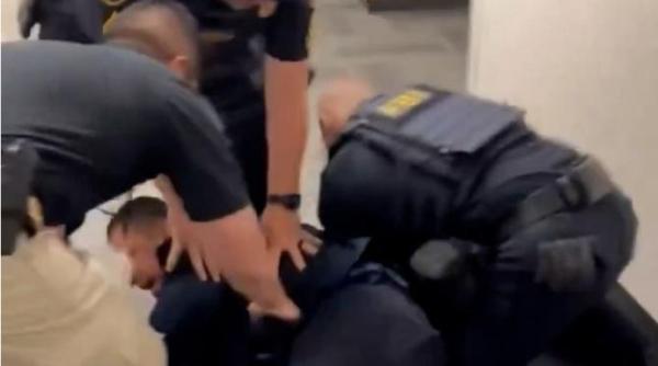 senator dat afara pus la pamant si incatusat dupa ce a intrerupt o pe secretara lui trump