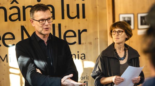 ambasadorul marii britanii a participat la o vizionare privata a expozitiei lee miller de la the king s house din viscri