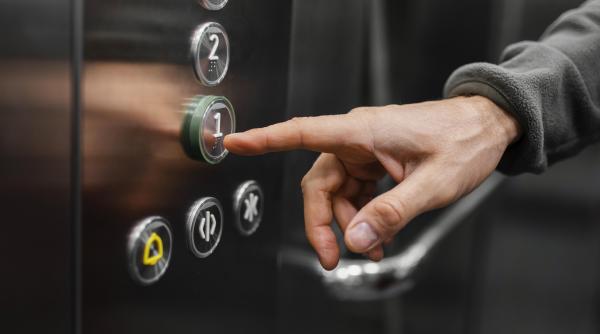 lift prabusit in gol cu patru persoane inclusiv un copil