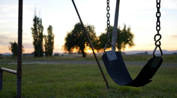 romanca revoltata dupa ce politia i a amendat copilul pentru ca era prea mare sa se dea in leagan