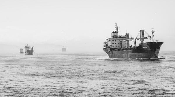 trei nave s au ciocnit langa ormuz ruta cheie pentru petrolul mondial