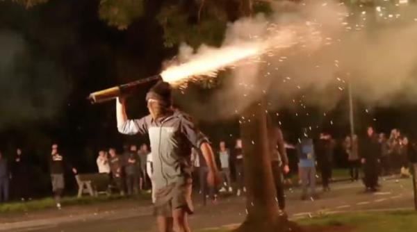 proteste violente anti romani in ballymena dupa o tentativa de viol un roman avea o spalatorie i a fost incendiata a pierdut tot fara vina