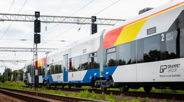 asa arata primul tren fabricat integral in romania de electroputere vfu pascani foto video are ferestre panoramice fotolii rabatabile si scaune ergonomice