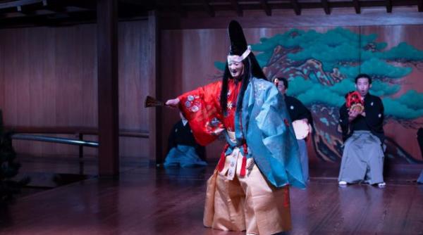 reprezentatie de teatru noh la ateneul roman expozitie de kimonouri evantaie si xilogravuri