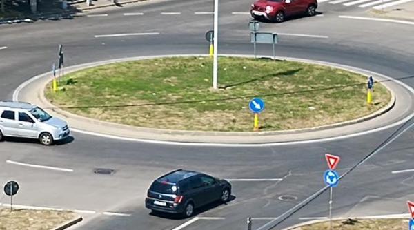 in romania sensul giratoriu e teren de joaca pentru semnalizari absurde titi aur unii semnalizeaza stanga unii dreapta altii nimic