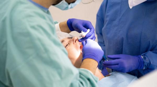 un fals dentist a facut zeci de interventii stomatologice complicate folosindu se doar de tutoriale de pe internet