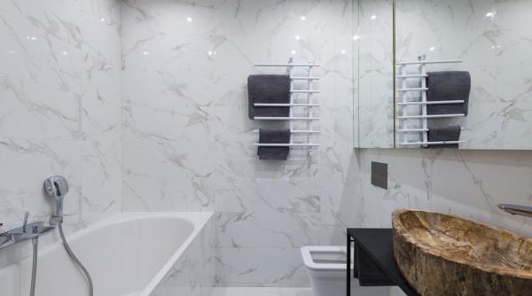 cazi de baie pe colt si chiuvete pe blat folosirea eficienta a spatiului cu corpuri de baie moderne