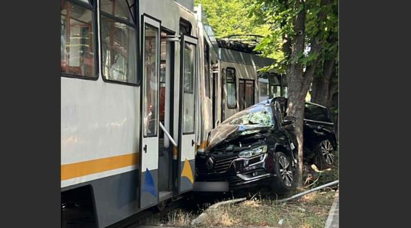 sofer prins intre un tramvai si un copac in urma unui accident pe preciziei