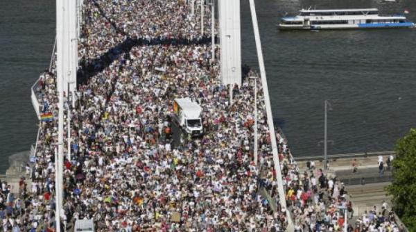 cativa crestini cu biblii si cruci au mers la marsul lgbt din budapesta oamenii de aici trebuie sa auda despre iisus hristos video