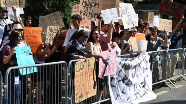 elevii si studentii protesteaza astazi in capitala fata de taierea burselor ce spune ministrul educatiei
