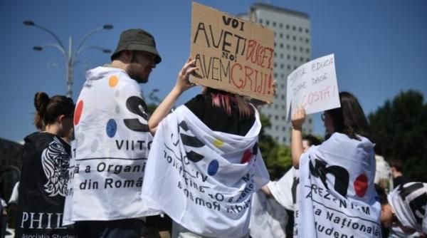 marsul elevilor si studentilor impotriva taierii burselor de catre guvern educatia este o investitie nu o cheltuiala