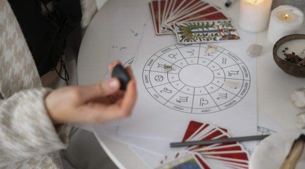 de ce oamenii inca sunt atrasi de astrologie si cartile de tarot vechi de secole