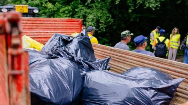 peste 15 tone de deseuri colectate in cadrul campaniei de ecologizare a bat romania in padurea plopeni