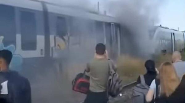 video un tren sageata albastra a luat foc intr o gara din arges 90 de calatori s au autoevacuat
