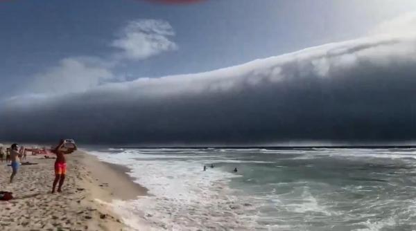 norul rulou un tsunami de nori rar si infricosator a cuprins portugalia totul parea ciudat ne am strans lucrurile si am fugit