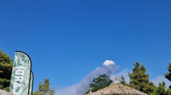 incendiu in sithonia grecia romanii fug de pe plaja focul se inteteste