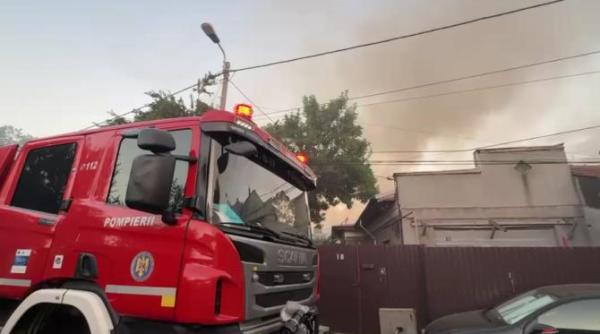 incendiu puternic in sectorul 2 bucuresti flacarile s au extins la patru case