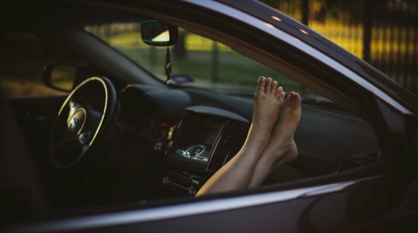 titi aur mesaj pentru persoanele care stau cu picioarele pe bordul masinii in timpul mersului video