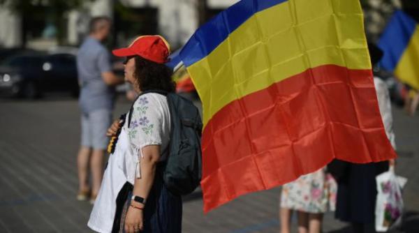 angajatii din casele de pensii si angajatii mipe protesteaza in fata institutiilor nemultumiti de taierea veniturilor
