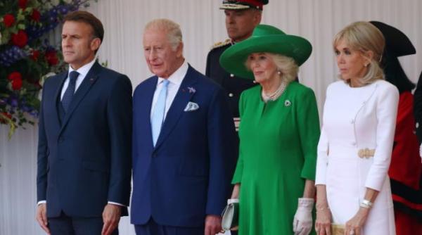 gesturile reci intre emmanuel si brigitte macron continua un nou moment stanjenitor surprins in fata regelui charles