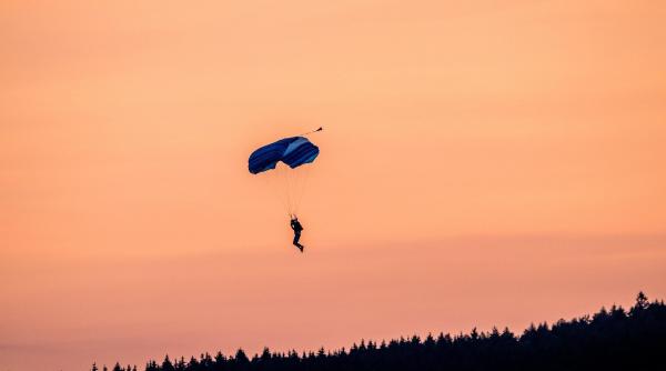 parasutist ranit grav la aterizare preluat de elicopter smurd la tuzla