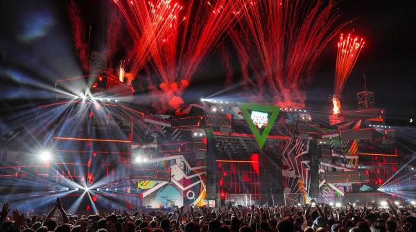 beach please 2025 intre felicitari si oribil festivalul imparte tara n doua cand ajungi sa ti injuri tara pe scena si lumea aplauda ceva nu e bine