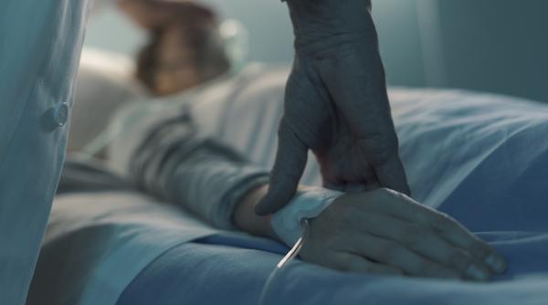 pacient retinut in spital din cauza inteligentei artificiale cine poarta raspunderea in caz de greseala video