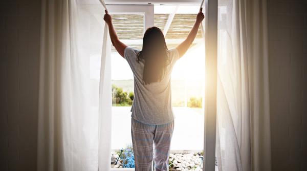 ce risti daca dormi cu fereastra deschisa vara potrivit expertilor