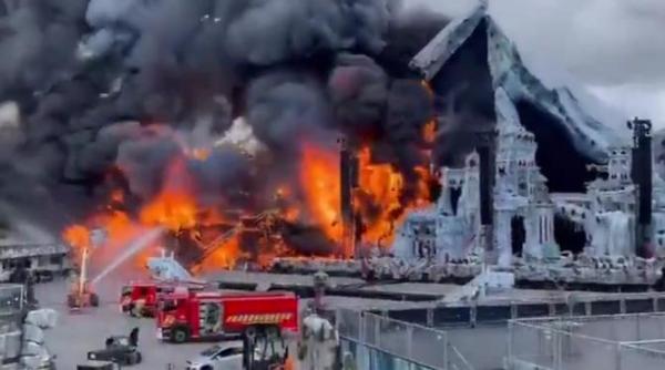 incendiu puternic la tomorrowland scena principala a luat foc chiar inainte de deschiderea festivalului de muzica din belgia