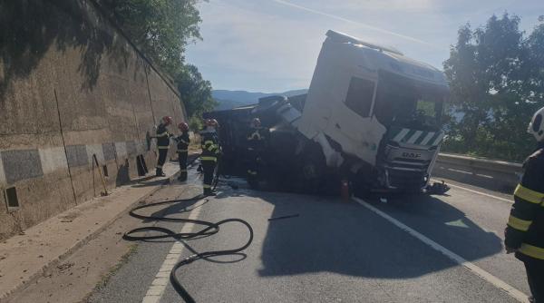 risc de poluare pe dunare dupa ce un camion s a rasturnat la orsova