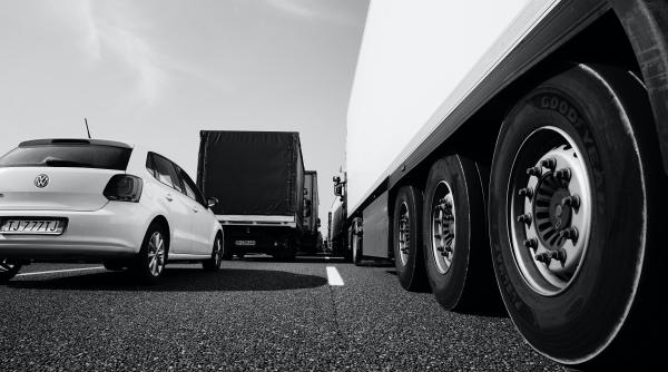 tragedie in linz un pod pietonal s a prabusit peste un camion doi oameni au fost grav raniti