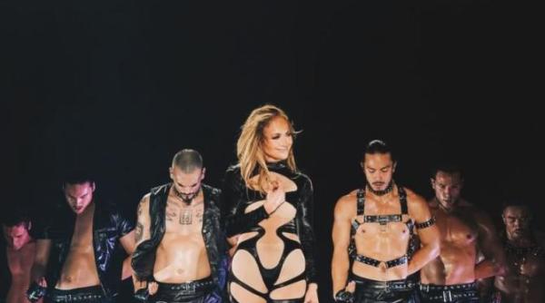 cine este romanul din spatele artistei jennifer lopez el o aduce in tara noastra