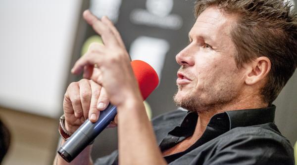 felix baumgartner omul recordurilor a murit stia ca si pune viata in pericol iar in aceste conditii stapanirea de sine e impresionanta