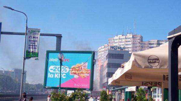 incendiu la un hotel din capitala mai multe autospeciale intervin pentru a stinge flacarile
