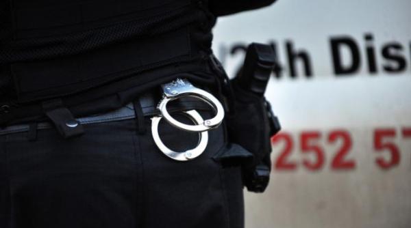 fost ministru al justitiei din republica moldova acuzat de stergerea unor notite rosii ale interpol vizand infractori fugar a fost extradat in franta