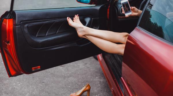 conduci in papuci sandale sau pantofi cu toc titi aur explica la ce riscuri de expui video