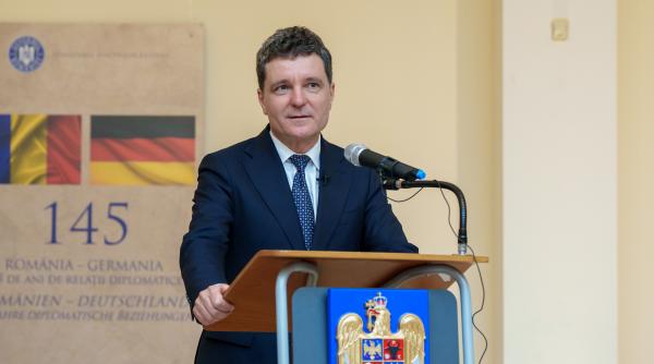 despre vizita lui nicusor dan in germania il vedem alaturi de presedinte si pe acest om o prezenta care ridica semne de intrebare