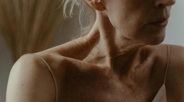 thea haimovitz bunica mea la 70 de ani avea o fata ca de 40 trucul simplu pe care il avea poti sa faci acasa zilnic dureaza cinci minute video