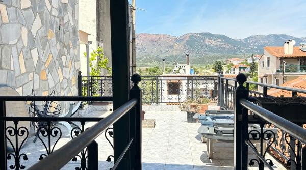 cum arata casa din thassos de 120 000 de euro perfecta pentru dimineti linistite este ascunsa in inima limenariei