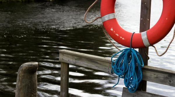 tragedia de la gostinu unde doi parinti au pierit dar nu inainte de a si tine la suprafata cu ultimele puteri fetita de 9 luni filmul salvarii aishei