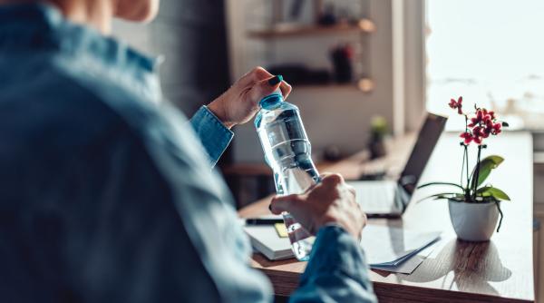 cata apa trebuie sa bei cu adevarat vara mituri si adevaruri explicate de mihaela bilic