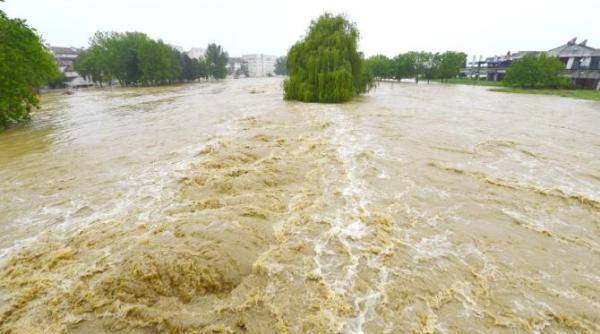 trei persoane surprinse de viitura in suceava drumuri blocate in harghita vijeliile au afectat localitati din sase judete