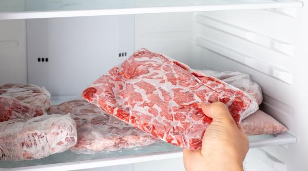 cum sa dezgheti carnea in 15 minute fara microunde trucuri rapide din bucatarie