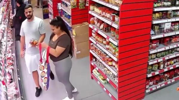 cu geaca plina de mici slanina si branza la 26 de grade trei romani au fost prinsi furand dintr un magazin romanesc din anglia