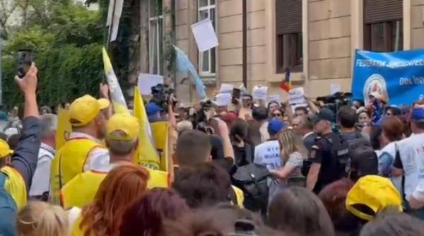 profesorii au iesit in strada spun ca vor intarzia inceperea noului an scolar si cer demisia ministrului educatiei