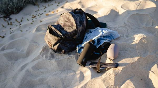 trucuri cum sa iti securizezi bagajele la plaja metode ingenioase pentru o zi fara griji