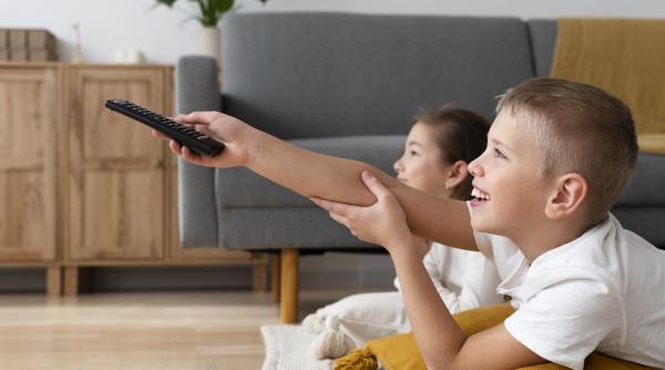 copiii crescuti in fata ecranelor si izolati de comunitate diferente majore fata de generatiile trecute