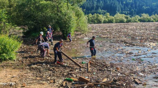 hidroelectrica a inceput degajarea deseurilor de pe acumularea izvorul muntelui bicaz